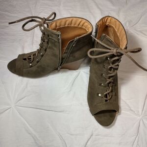 Wedge lace up high heels olive green size 8// 4"inch